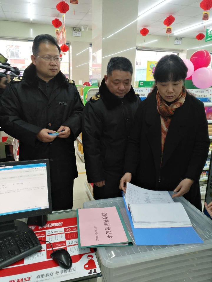 执法人员检查家庭过期失效药品回收情况.jpg