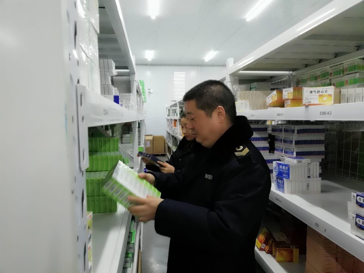 执法人员检查药品批发企业仓库.jpg